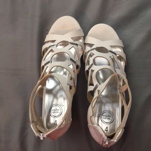 Wonder nation high heels. Size 4y